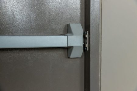 ¿Cómo identificar una buena barra de seguridad para puertas?